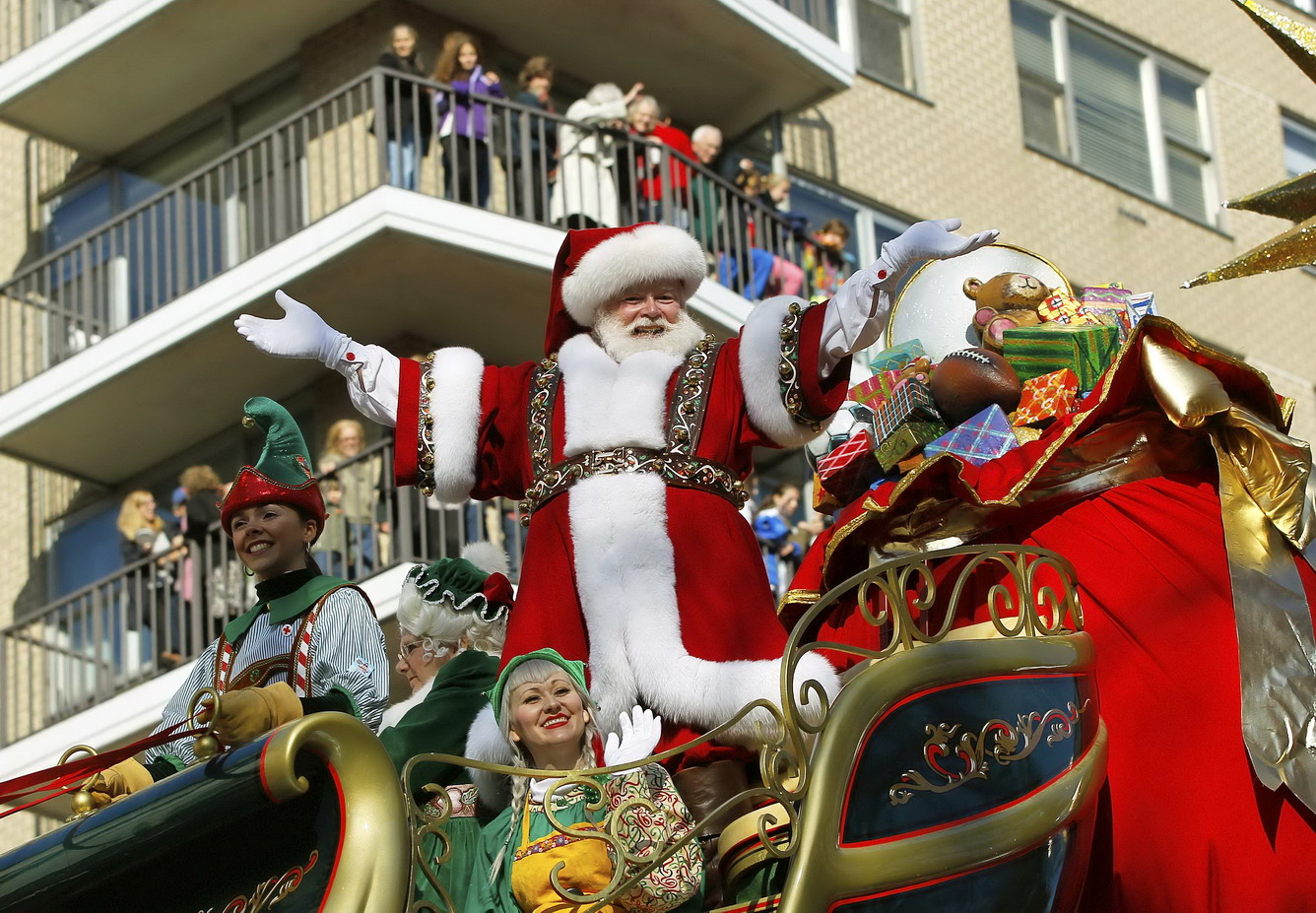 Santa Claus rides on his sleigh down Central Park West during the 86th Macy's Thanksgiving Day Parade in New York November 22, 2012.    REUTERS/Gary Hershorn (UNITED STATES - Tags: ENTERTAINMENT SOCIETY)