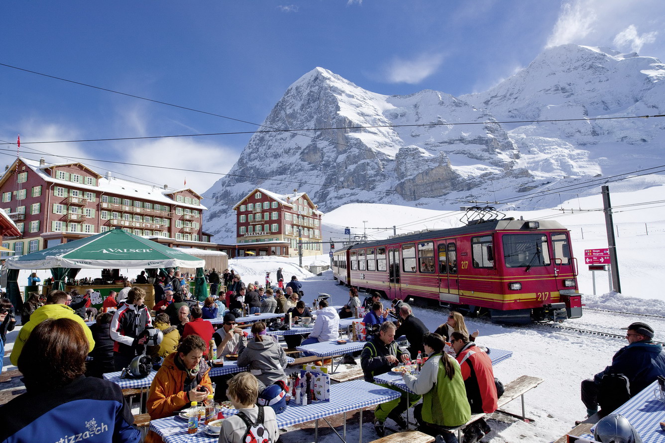 Jungfraubahn auf der Kleinen Scheidegg vor der Kulisse der Berner Alpen Photo by Christof Sonderegger
